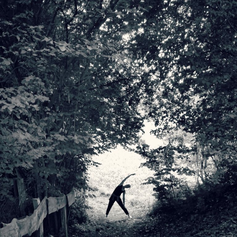 Carolin-steht-im-Wald-768x768